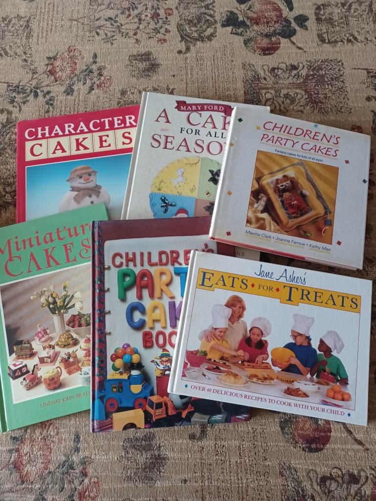 Novelty cake decorating books