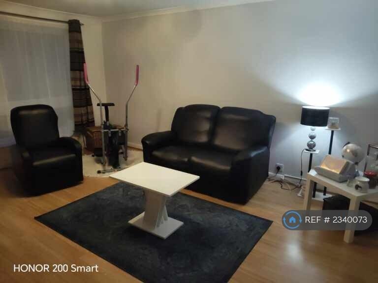 2 bedroom flat in Inglewood Court, Reading, RG30 (2 bed) (#2340073)