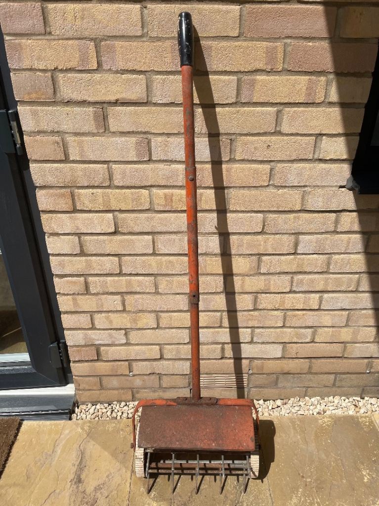 Heavy Duty Metal Lawn Manual Grass Spikes Roller Pull Aerator with Protection Guard, Easy To Use