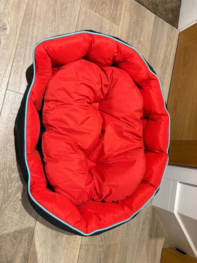 Unused 3 Peaks Nevis dog bed large