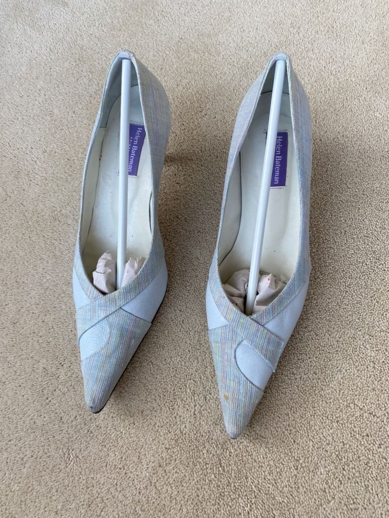 Lovely mid heel blue court shoes (40/7) 