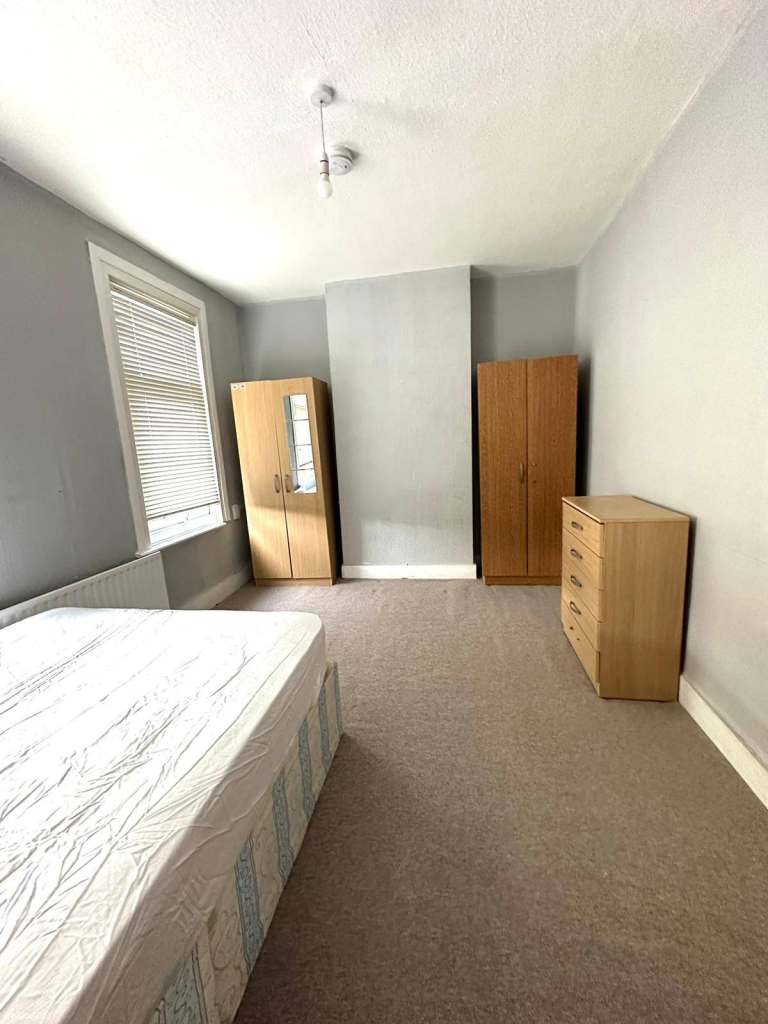 DOUBLE ROOM/ENFIELD HOUSE WITH GARDEN/EN3 7AE