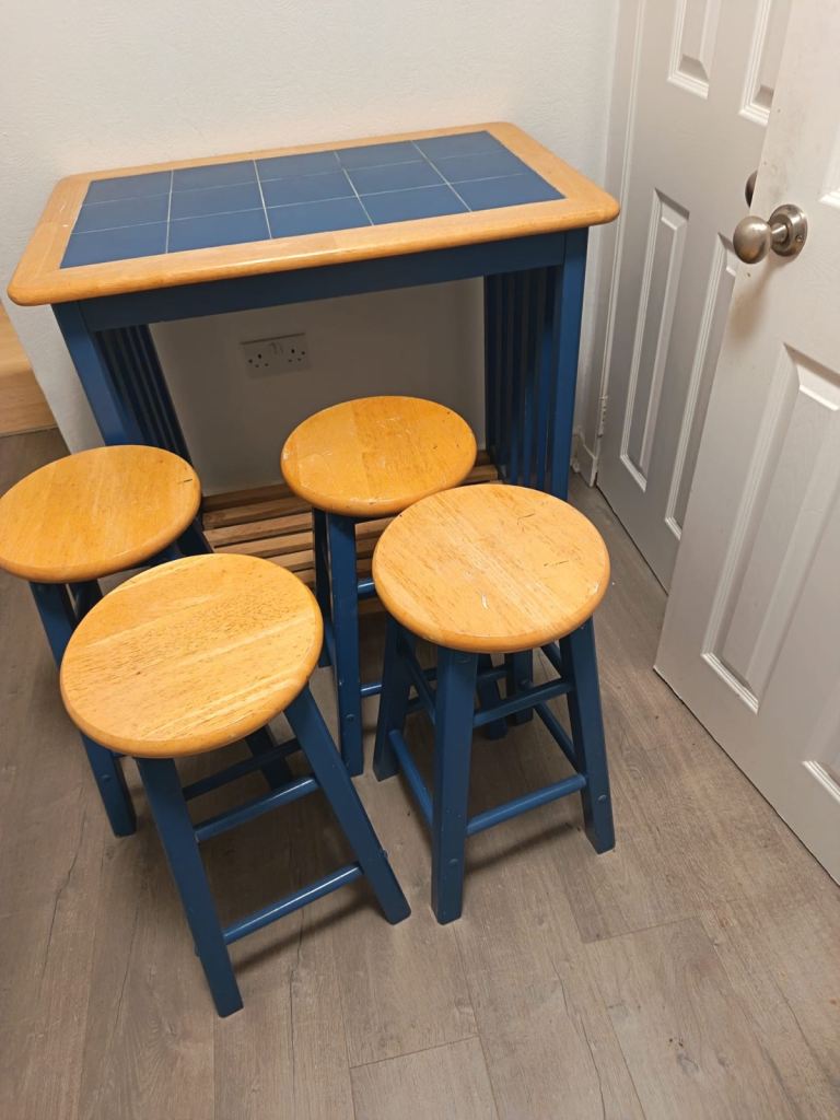 Breakfast Bar & Stools