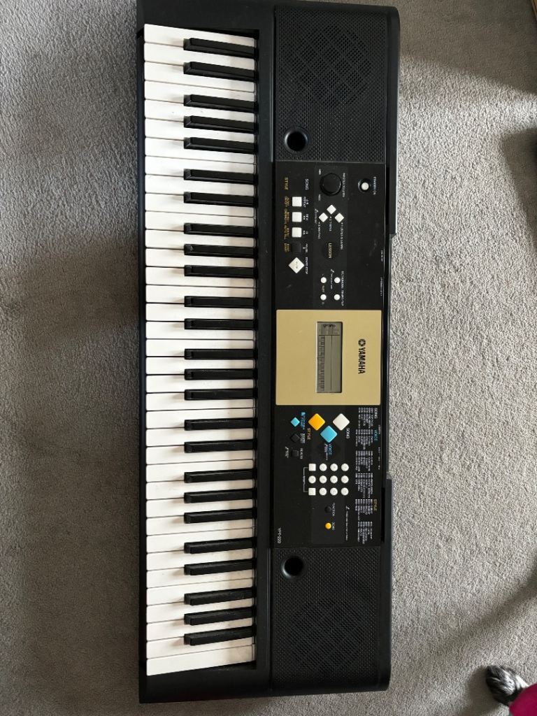 YAMAHA YPT 220 DIGITAL KEYBOARD