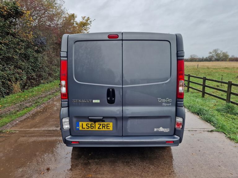 2011 Renault Traffic Grey 5 Seat Crew Cab  Spares Repairs  Turns over No start