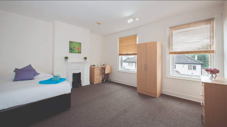1 bedroom in 4 bed house available- Hyde park, £144ppw bills included