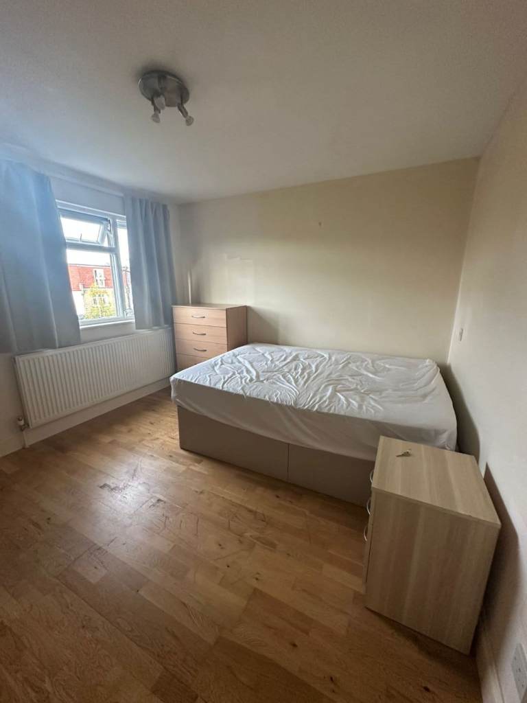 Double room at Willesden £720 bills included 