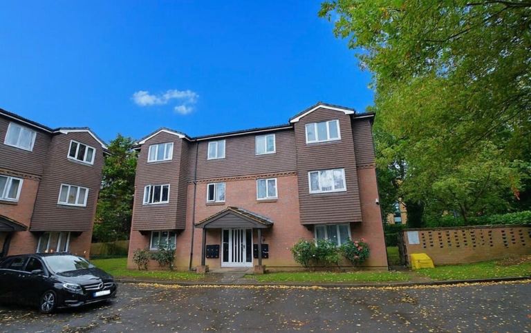 1 Bed Flat to rent with parking next to Redhill Train Station