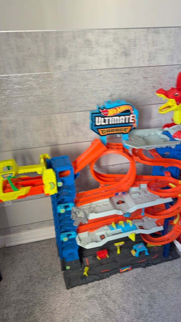 Hot wheels ultimate garage 