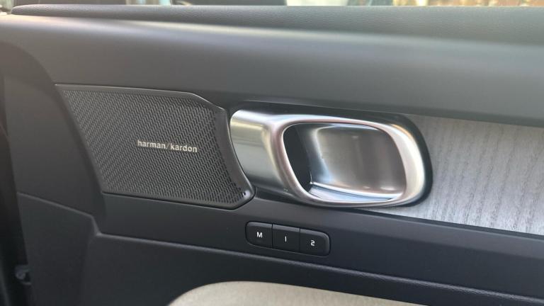  Volvo XC40 2.0 B4 MHEV Ultra Bright DCT Auto Euro 6 (s/s) 5dr Petrol/Electric Hybrid Automatic