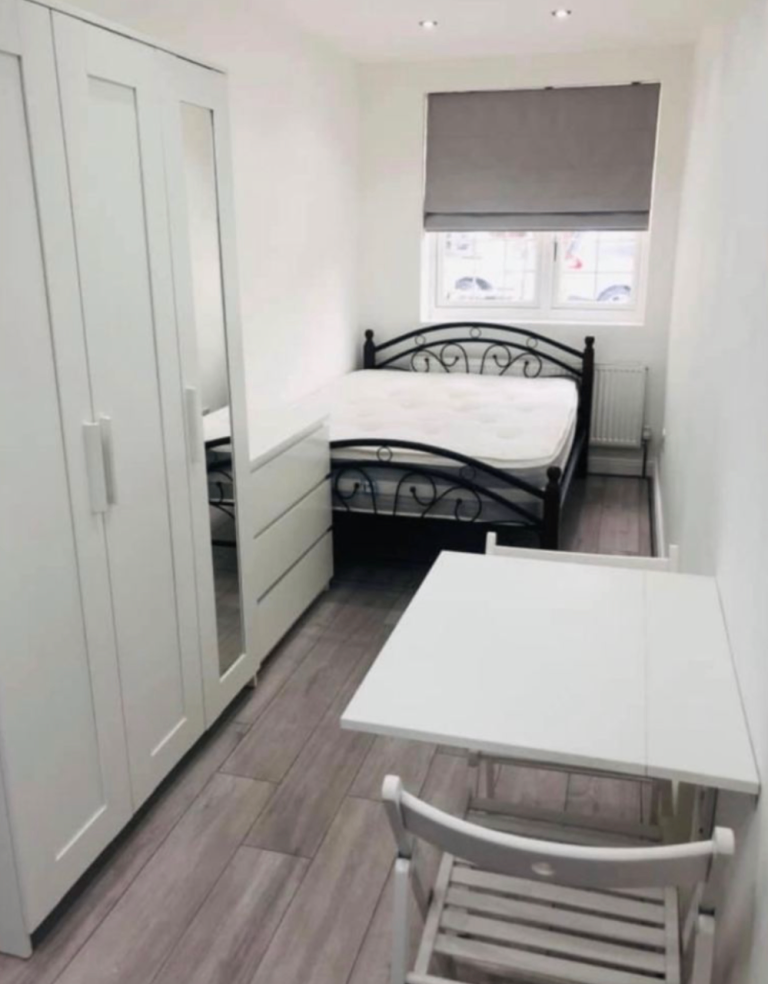 Modern Studio Flat | Furnished | Fitted Kitchen | Parking | Fortescue Road, Edgware, London - HA8