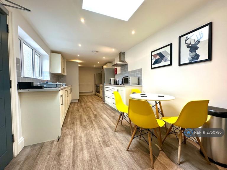 8 bedroom house in Southfield Road, Middlesbrough, TS1 (8 bed) (#2750795)