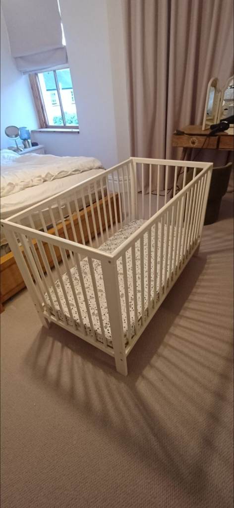 *FREE* White Wooden Baby Cot – Vrry Good Condition, Mattress Included