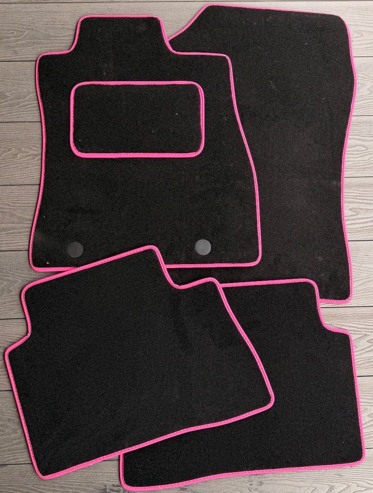 Nissan Juke (F15) 2010-2019 - Tailored Deluxe Plush Car Mats with pink trim