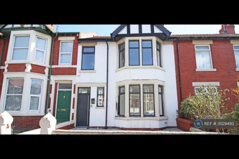 3 bedroom house in Carr Road, Fleetwood, FY7 (3 bed) (#3029493)