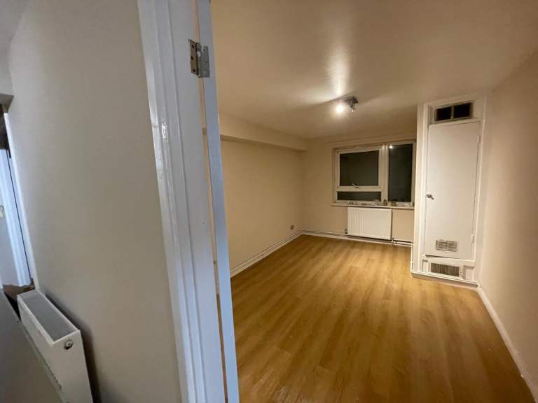 Large 2 double bedroom flat to rent in Isleworth