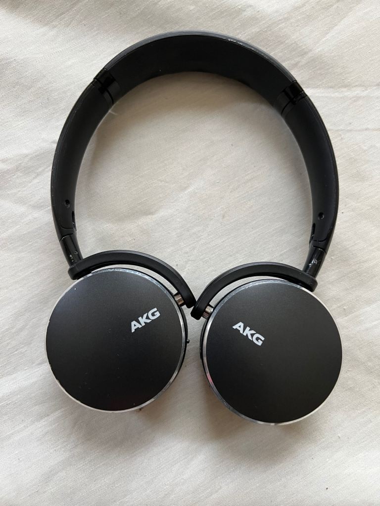  AKG Y500 Wireless headphones
