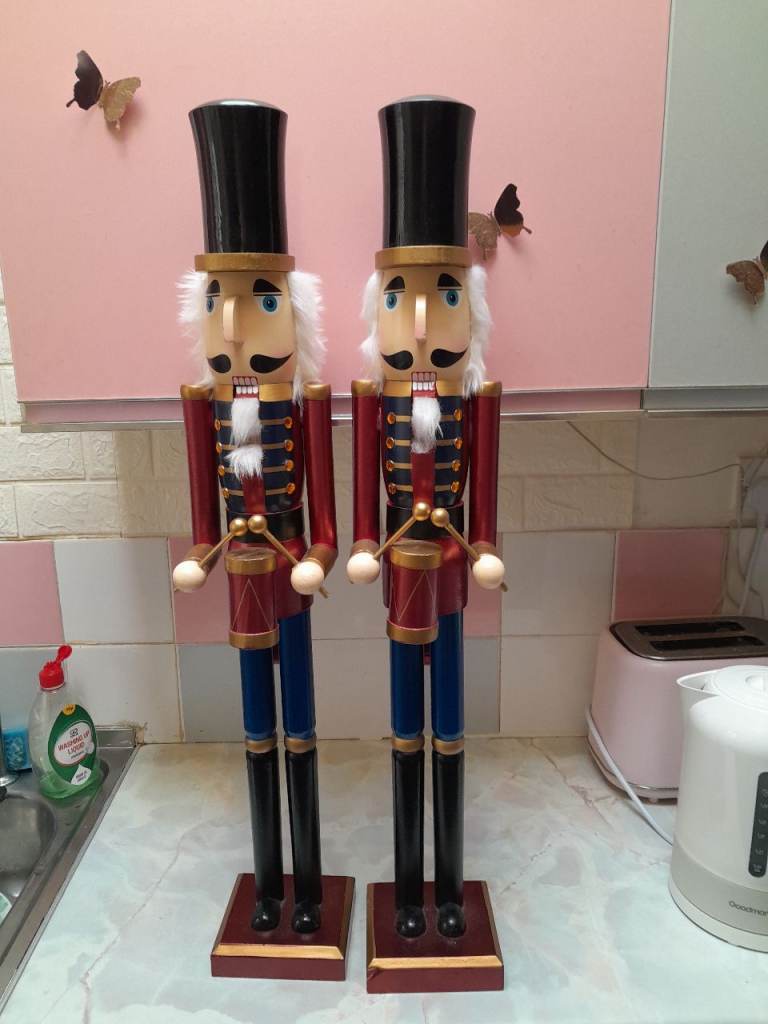 Nut crackers 
