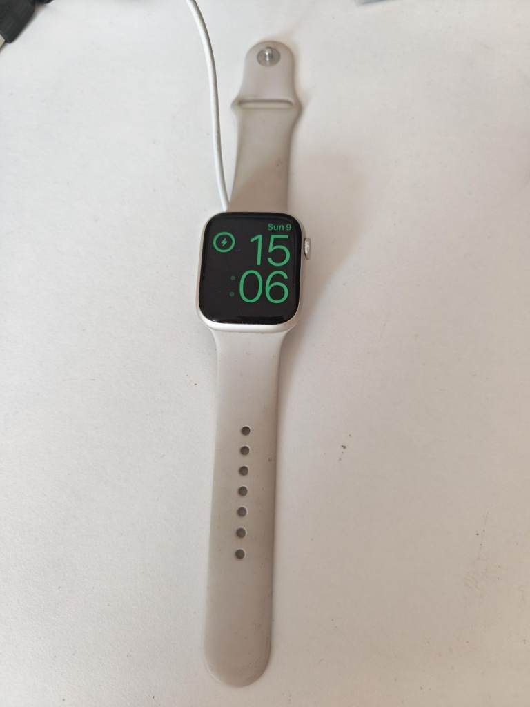 Apple Watch Series 7 45mm Silver - Fully Working - Screen Scuffs