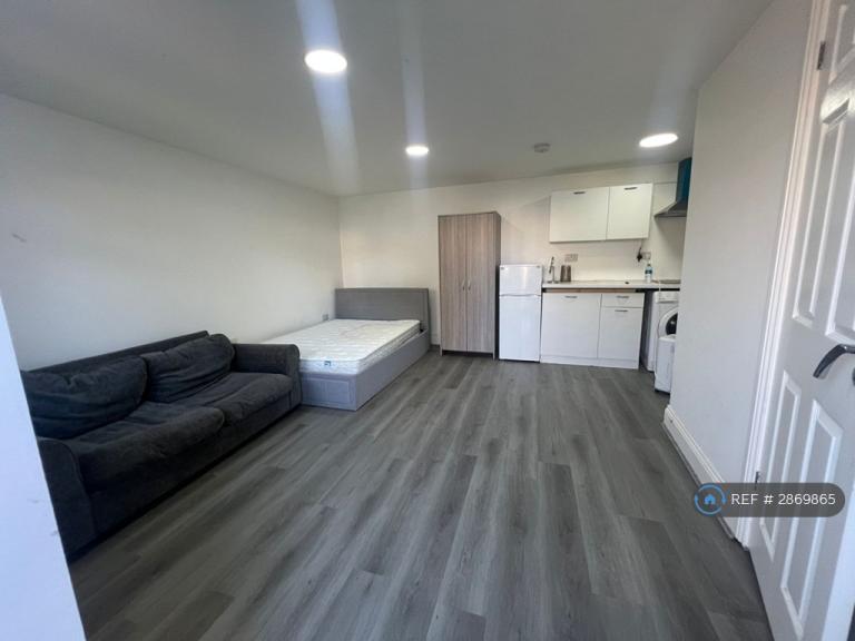 1 bedroom in Clifton Gardens, Uxbridge, UB10 (#2869865)