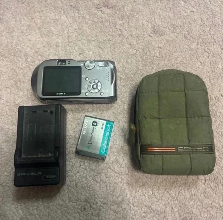 Sony Cybershot Digital Camera with Battery & Charger - Good Condition