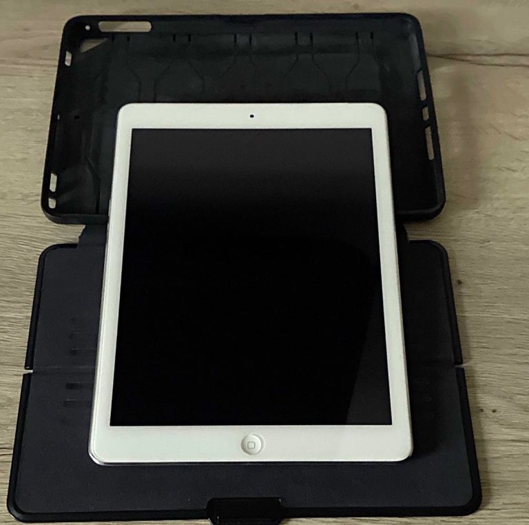 Apple iPad Air 1 - 9.7in 16GB Wi‑Fi + 4G Tablet Silver + Case Bundle