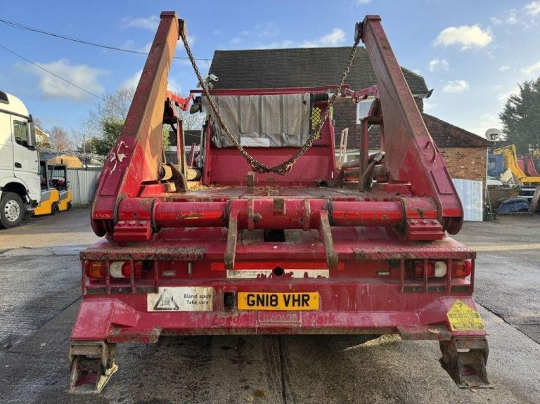2018 MERCEDES ECONIC 1830 SKIP LOADER