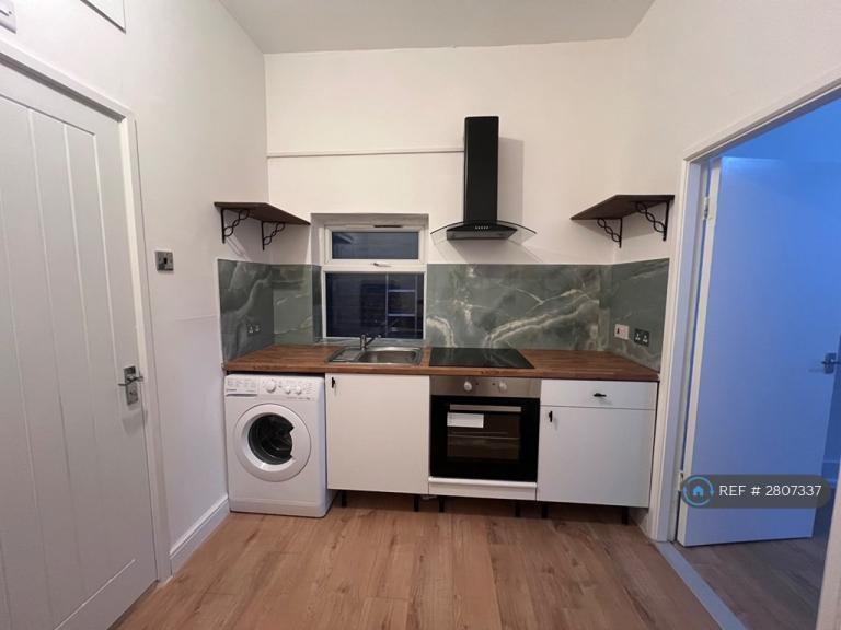 1 bedroom flat in Park Avenue Road, London, N17 (1 bed) (#2807337)