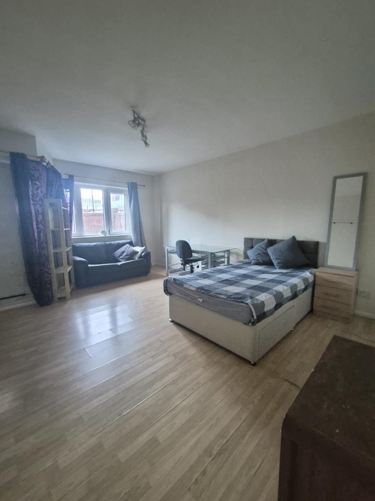 Big and affordable room near universities and city centre