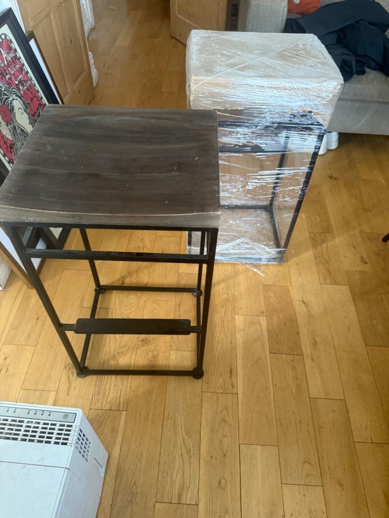 Wooden seated high bar stools x2