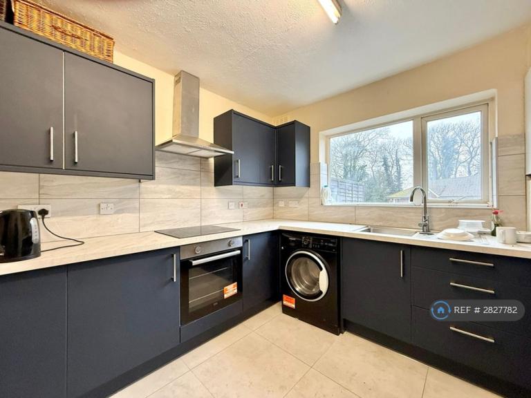 1 bedroom in Tattenham Crescent, Epsom, KT18 (#2827782)