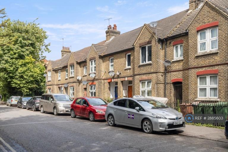 1 bedroom in Riverview Flats London Road, Purfleet, RM19 (#2885603)