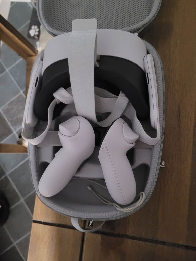 Meta quest 3s 256gig with 2 controls box and case 