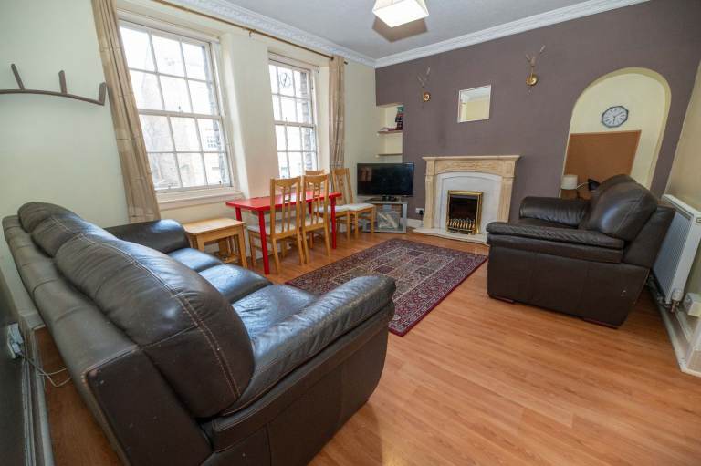  NOT HMO: Stunning, 3 bedroom, 1st floor flat in Southside – available January