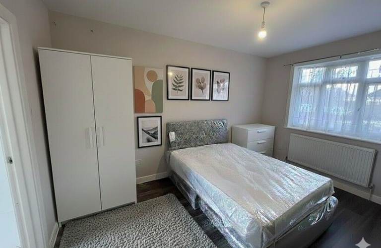 Large Ensuite Room in Norbury £1300 pcm DSS WELCOME Available NOW