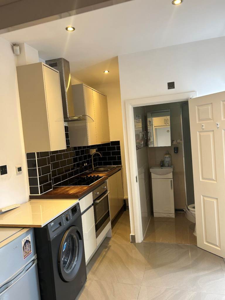 Studio flat for couple (working professional) – Vegetarians Only – Wembley Park