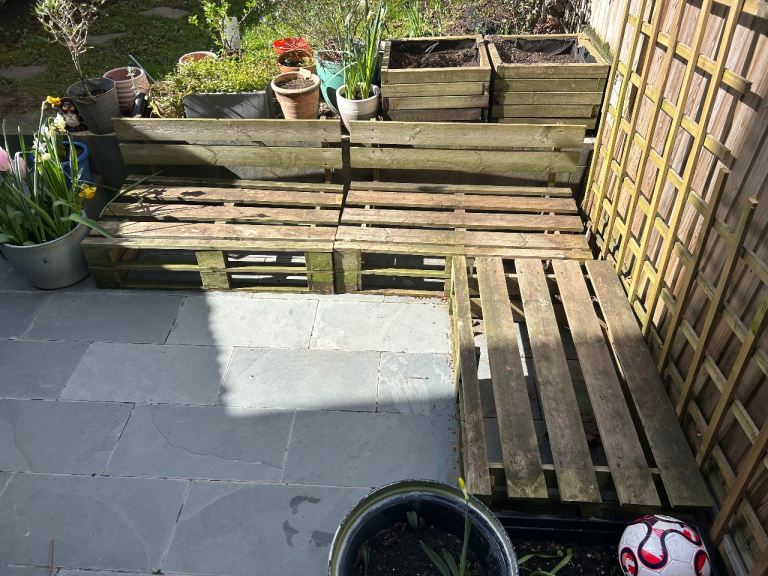 Garden pallet crates corner sofa 