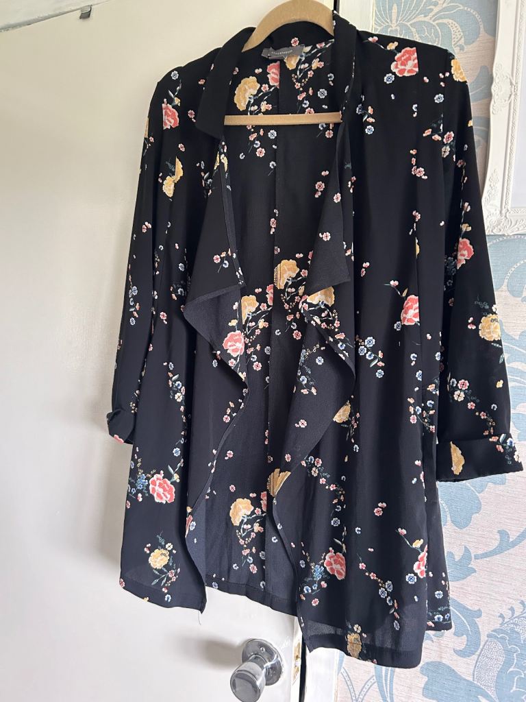 Woman’s top 2 pockets no buttons or zip 