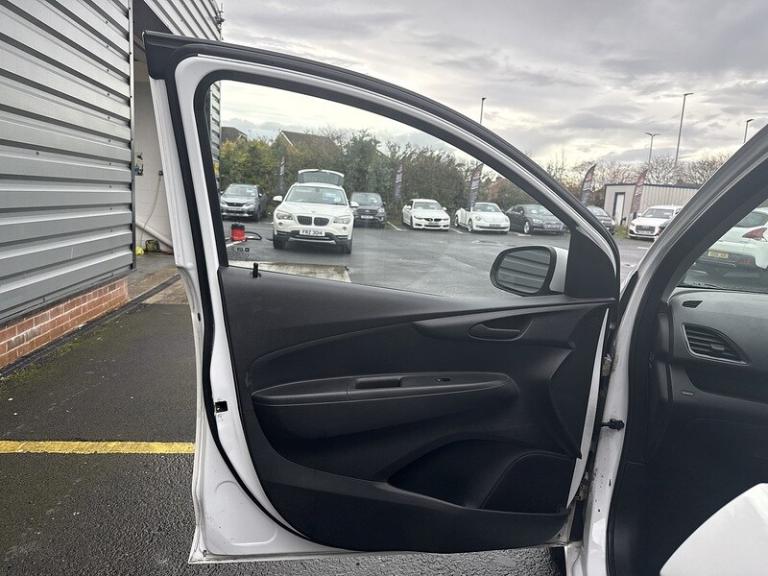 2016 Vauxhall Viva 1.0 SE 5dr [A/C] HATCHBACK PETROL Manual