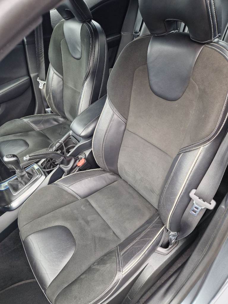 Volvo V40 R Design seats 