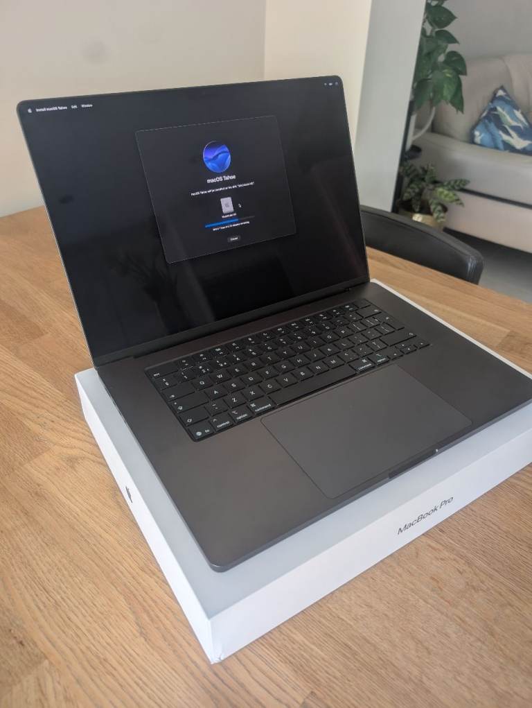 MacBook Pro 16' M5 24GB 1TB Warranty till 6/05/2027 – Pristine & Fully Unlocked