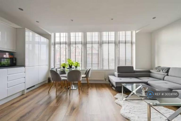 2 bedroom flat in Colney Hatch Lane, London, N10 (2 bed) (#3059095)