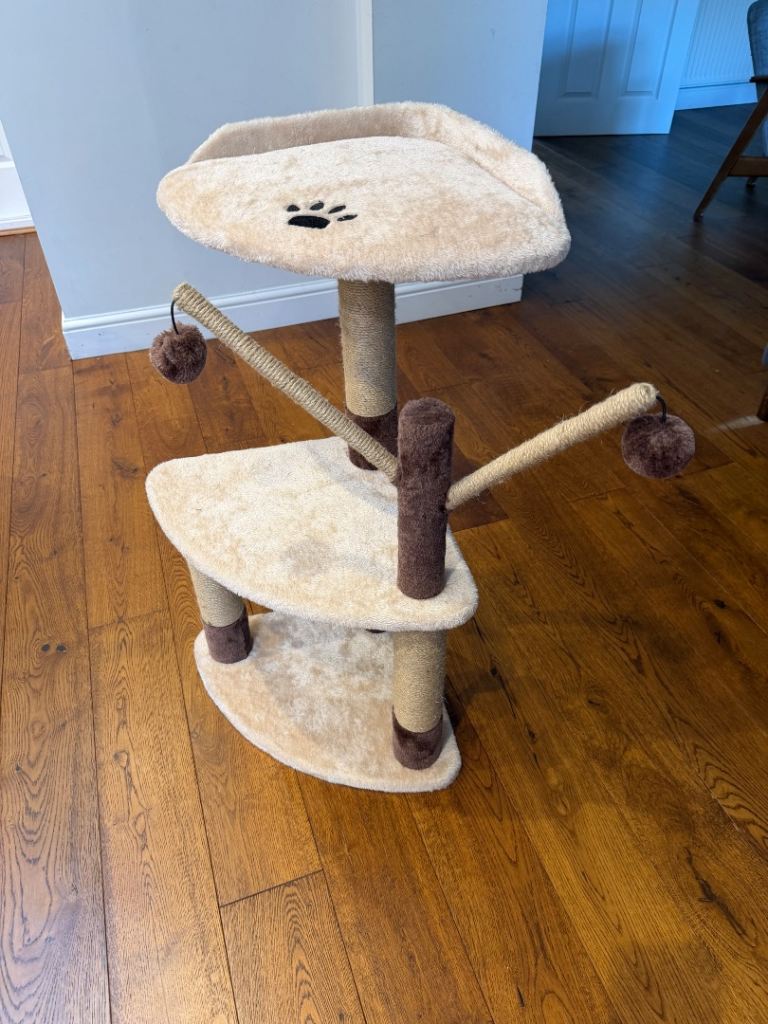 ‘Oreo’ scratch and play tower from Pets at Home - great condition 