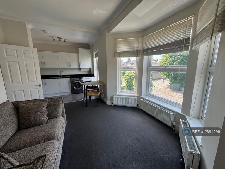 2 bedroom flat in Wellmeadow Road, London, SE6 (2 bed) (#2894596)