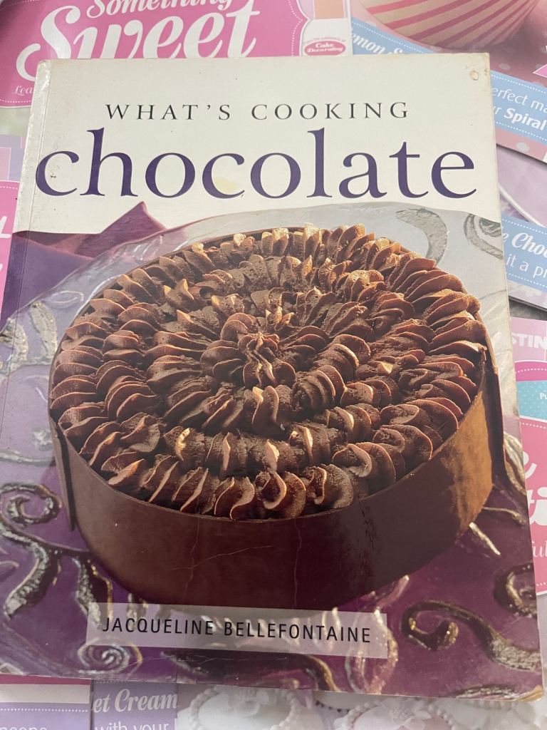 Large bundle of cake making / decorating items 