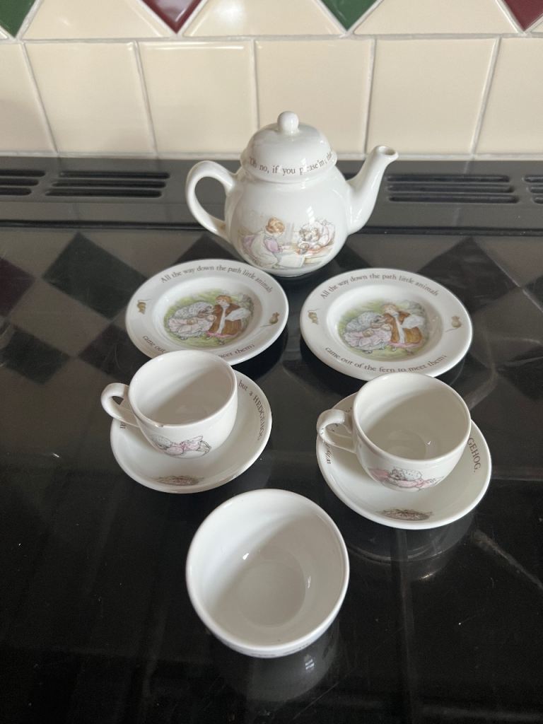 Wedgwood Beatrix Potter Peter Rabbit Mrs.Tiggywinkle miniature tea set