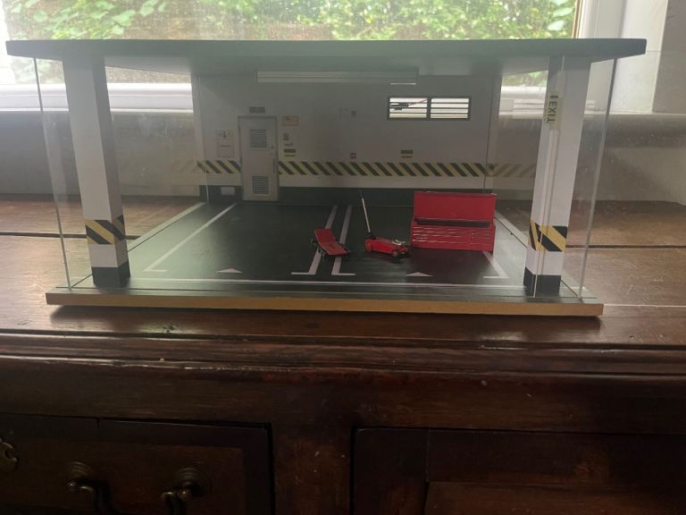 Model Car Garage Diorama with Accessories – Good Condition