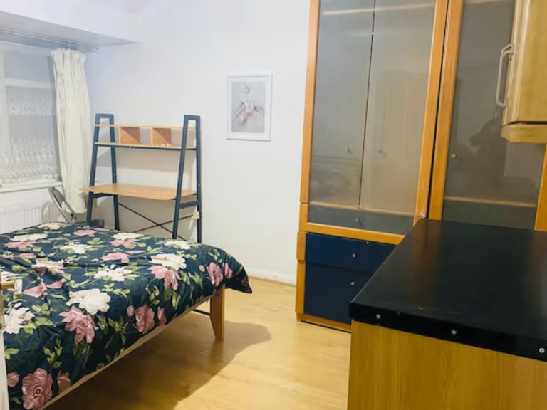 UB6 7DD large double room bargain price to let NOW