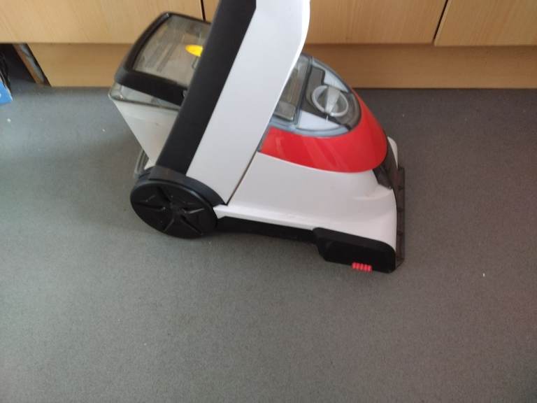 Carpet shampoo cleaner bissell with attachments and hose good condition good working order 