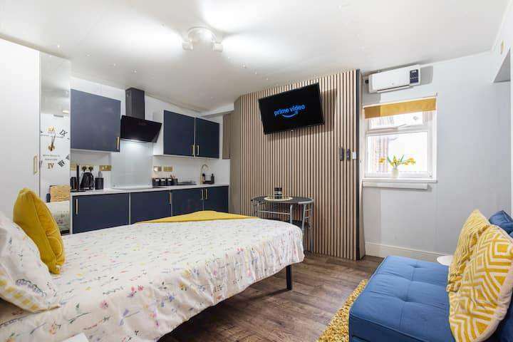 Modern Studio Apartment to rent luton Town center - No Parking